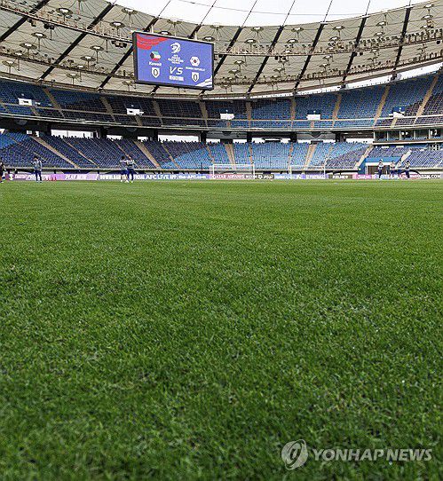 양탄자 같은 아흐메드 경기장의 잔디(쿠웨이트시티=연합뉴스) 황광모 기자 = 13일 오후(현지시간) 11회 연속 월드컵 본선 진출에 도전하는 한국 축구대표팀이 2026 북중미 월드컵 아시아지역 3차 예선 B조 5차전 쿠웨이트와의 경기를 치를 쿠웨이트 자베르 알 아흐메드 국제 경기장의 잔디가 좋은 상태를 유지하고 있다. 2024.11.14 hkmpooh@yna.co.kr