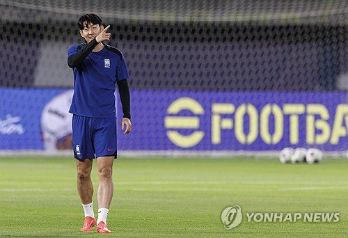 손흥민, 저 높은 곳을 향해(쿠웨이트시티=연합뉴스) 황광모 기자 = 11회 연속 월드컵 본선 진출에 도전하는 한국 축구대표팀의 주장 손흥민이 13일 오후(현지시간) 쿠웨이트 자베르 알 아흐메드 국제 경기장에서 열린 2026 북중미 월드컵 아시아지역 3차 예선 B조 5차전 공식 훈련에서 동료들과 패스 연습을 하다 손가락을 들어 보이고 있다.     태극전사들은 14일 오후 쿠웨이트를 제물로 승점 3점 확보를 위한 경기를 치른다. 2024.11.14 hkmpooh@yna.co.kr