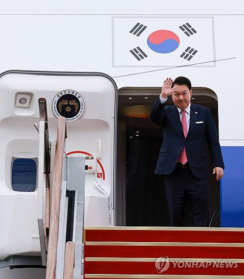 윤석열 대통령, APEC·G20 정상회의 참석 위해 출국(성남=연합뉴스) 홍해인 기자 = 윤석열 대통령이 14일 성남 서울공항에서 31차 아시아태평양경제협력체(APEC) 및 19차 주요 20개국(G20) 정상회의 참석을 위해 출국하며 전용기인 공군 1호기에 올라 인사하고 있다. 김건희 여사는 이번 순방에 동행하지 않았다. 2024.11.14 hihong@yna.co.kr