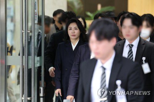 선고공판 마치고 법원 나오는 김혜경 씨(수원=연합뉴스) 홍기원 기자 = 공직선거법 위반 혐의로 불구속기소 된 더불어민주당 이재명 대표의 배우자 김혜경 씨가 14일 오후 경기도 수원시 영통구 수원지방법원에서 열린 1심 선고공판을 마치고 나오고 있다. 2024.11.14 xanadu@yna.co.kr