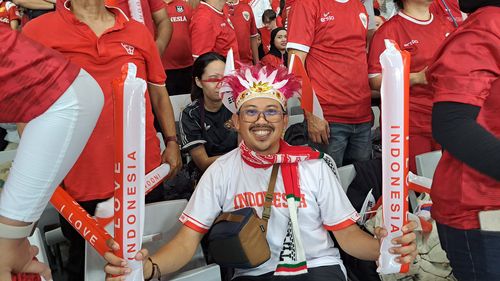 인도네시아 축구 팬(자카르타=연합뉴스) 박의래 특파원 = 15일(현지시간) 2026 북중미 월드컵 아시아지역 3차 예선 인도네시아 대 일본의 경기가 열린 인도네시아 자카르타 겔로라 붕 카르노(GBK) 경기장에서 머리에 태극기와 인도네시아 국기를 꽂은 한 인도네시아 축구 팬이 인도네시아를 응원하고 있다. 2024.11.15. photo@yna.co.kr