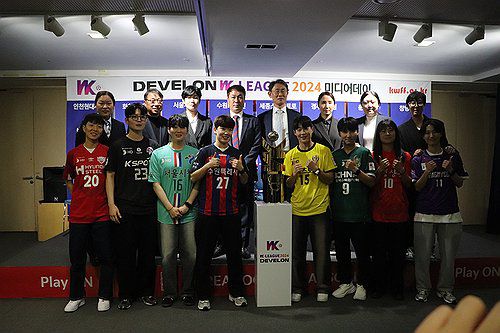WK리그 개막 미디어데이(서울=연합뉴스) 12일 서울 종로구 축구회관에서 열린 '디벨론 WK리그 2024' 개막 미디어데이에서 각팀 감독과 선수들이 기념촬영을 하고 있다. 2024.3.12 [한국여자축구연맹 제공. 재판매 및 DB 금지] photo@yna.co.kr