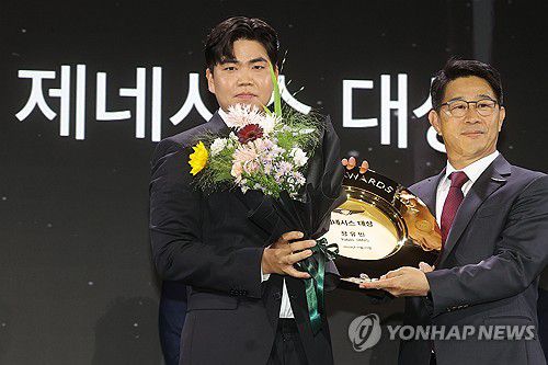 장유빈 프로 제네시스 대상 수상(서울=연합뉴스) 류효림 기자 = 장유빈 프로가 15일 서울 강남구 그랜드 인터컨티넨탈 서울 파르나스에서 열린 2024 KPGA 제네시스 대상 시상식에서 대상을 받은 뒤 기념촬영을 하고 있다. 2024.11.15 ryousanta@yna.co.kr