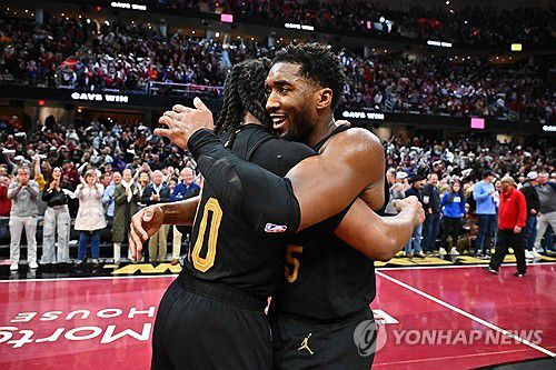 클리블랜드의 승리에 기뻐하는 데리어스 갈런드와 도너번 미첼[게티이미지/AFP=연합뉴스]