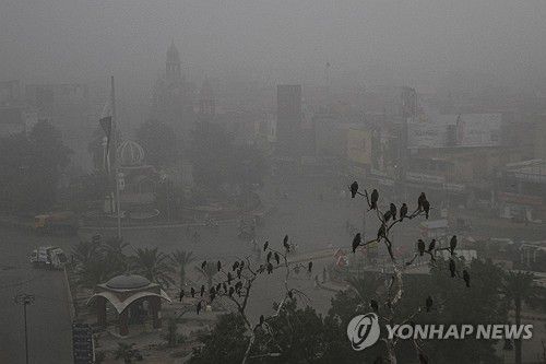 파키스탄 대기오염15일(현지시간) 파키스탄 물탄 시내가 뿌연 안개로 뒤덮여 있다.  [로이터 연합뉴스 자료사진. 재판매 및 DB 금지]