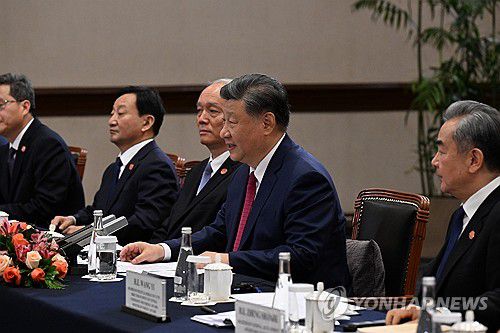 시진핑 중국 국가 주석, 한중 정상회담 발언(리마[페루]=연합뉴스) 홍해인 기자 = 31차 아시아태평양경제협력체(APEC) 정상회의에 참석한 시진핑 중국 국가 주석이 15일(현지시간) 페루 리마의 한 호텔에서 윤석열 대통령과 한중 정상회담을 하며 발언하고 있다. 2024.11.16 hihong@yna.co.kr