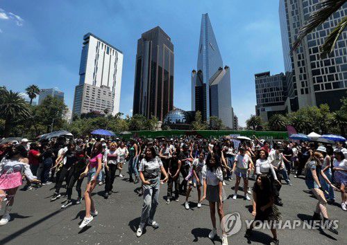 멕시코시티 한복판서 'K팝 댄스'[주멕시코 한국문화원 제공. 재판매 및 DB 금지]