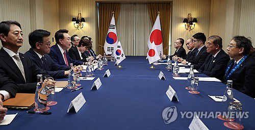 APEC 윤 대통령, 한일 정상회담(리마[페루]=연합뉴스) 홍해인 기자 = 윤석열 대통령이 16일(현지시간) 페루 리마의 한 호텔에서 이시바 시게루 일본 총리와 한일 정상회담을 하고 있다. 2024.11.17 hihong@yna.co.kr