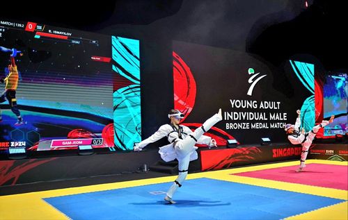 청년 남자부 개인전 동매달리스트 이규민(왼쪽)의 경기 장면.[세계태권도연맹 제공. 재판매 및 DB 금지]
