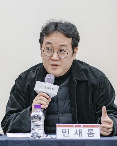 답변하는 민새롬 연출(서울=연합뉴스) 국립극장 기획공연인 연극 '몬스터 콜스'의 민새롬 연출이 18일 국립극장 뜰아래연습장에서 열린 기자간담회에서 취재진의 질문에 답변하고 있다. 2024.11.18 [국립극장 제공. 재판매 및 DB 금지]