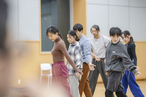 연극 '몬스터 콜스' 시연 장면(서울=연합뉴스) 국립극장 기획공연인 연극 '몬스터 콜스' 출연진이 18일 국립극장 뜰아래연습장에서 열린 기자간담회에 앞서 공연 한 장면을 시연하고 있다. 2024.11.18 [국립극장 제공. 재판매 및 DB 금지]