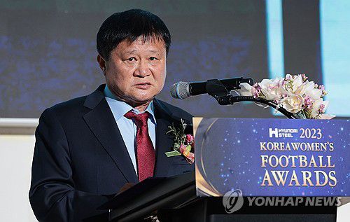 환영사 하는 오규상 한국여자축구연맹회장(서울=연합뉴스) 김인철 기자 = 14일 오후 서울 송파구 올림픽파크텔에서 열린 2023 여자축구 WK리그 시상식에서 오규상 한국여자축구연맹 회장이 환영사를 하고 있다. 2023.12.14 yatoya@yna.co.kr
