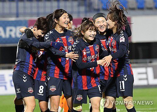 기뻐하는 수원FC 위민 선수들(수원=연합뉴스) 홍기원 기자 = 5일 경기도 수원종합운동장에서 열린 WK리그 2024 챔피언결정전 1차전 수원FC 위민과 화천 KSPO의 경기. 골을 넣은 수원FC 강채림이 동료들과 기뻐하고 있다. 2024.11.5 xanadu@yna.co.kr