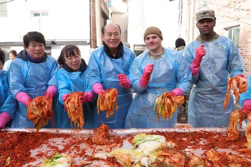 김치 담그는 한미동맹    (동두천=연합뉴스) 임병식 기자 = 김치의 날(11월 22일)을 앞둔 19일 경기도 동두천시 자원봉사센터에서 열린 김장 행사에서 박형덕 동두천시장(가운데)이 미2사단/한미연합사단 210포병여단 장병 및 자원봉사자들과 함께 김치를 들고 기념 촬영을 하고 있다. 2024.11.19     andphotodo@yna.co.kr (끝)