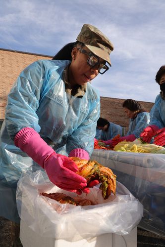 김장 봉사 나선 주한미군    (동두천=연합뉴스) 임병식 기자 = 김치의 날(11월 22일)을 앞둔 19일 경기도 동두천시 자원봉사센터에서 열린 김장 행사에서 미2사단/한미연합사단 210포병여단 장병이 김치를 만들고 있다. 2024.11.19     andphotodo@yna.co.kr (끝)
