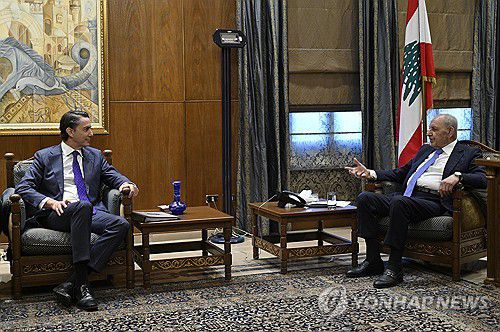 미국 특사와 레바논 의회 의장(EPA 연합뉴스) 19일(현지시간) 레바논 방문해 나비 베리 의회의장(오른쪽) 만난 아모스 호치스타인 미국 중동특사. 2024.11.19 dk@yna.co.kr