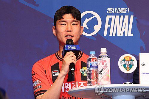 각오 밝히는 강원FC 황문기(서울=연합뉴스) 서대연 기자 = 16일 오후 서울 마포구 누리꿈스퀘어에서 열린 2024 K리그1 파이널 라운드 미디어데이 행사에서 강원FC 황문기가 각오를 밝히고 있다. 2024.10.16 dwise@yna.co.kr