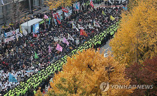 전국농민대회 및 2차 정권퇴진 총궐기(서울=연합뉴스) 김인철 기자 = 20일 서울 중구 숭례문 앞 세종대로에서 열린 전국농민대회 및 윤석열 정권 퇴진 2차 총궐기에서 민주노총과 전국농민총연맹 소속 회원들이 구호를 외치고 있다. 2024.11.20 yatoya@yna.co.kr