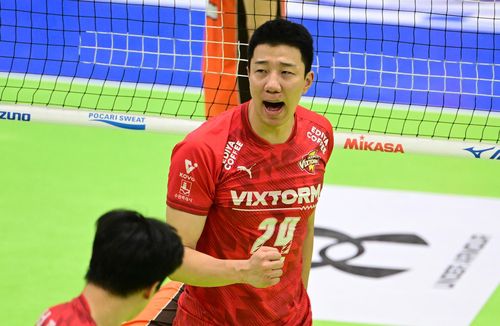 한국전력의 미들 블로커 신영석(중앙)[한국배구연맹 제공. 재판매 및 DB 금지]