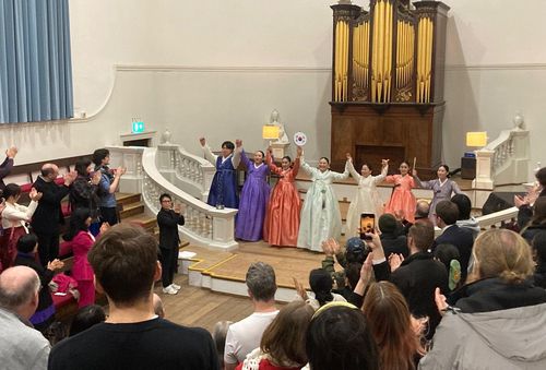 옥스퍼드대서 판소리 공연(런던=연합뉴스) 18일(현지시간) 영국 옥스퍼드대 홀리웰 뮤직룸에서 채수정 공연단의 판소리 '흥부가' 공연이 펼쳐지고 있다.이날 150여 명의 관객이 자리를 꽉 채웠다. 2024.11.21 [조지은 옥스퍼드대 교수팀 제공]