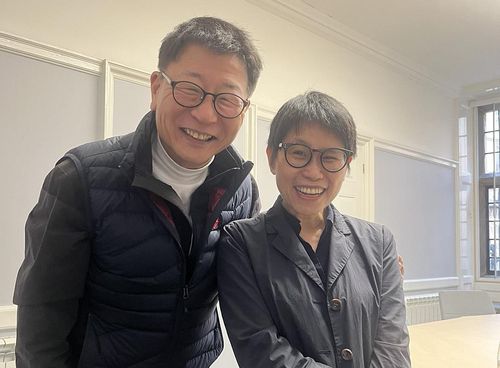 곽경택 감독과 조지은 옥스퍼드대 교수(런던=연합뉴스) 영화감독 곽경택(왼쪽)과 조지은 옥스퍼드대 교수가 옥스퍼드대에서 한국 영화의 특징과 발전방향에 대한 대담 이후 포즈를 취하고 있다. 2024.11.21 [조지은 옥스퍼드대 교수팀 제공]