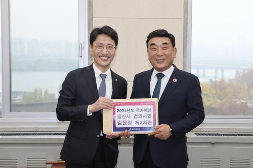 김두겸 울산시장(오른쪽), 김윤상 기획재정부 제2차관에게 국비 증액 건의[울산시 제공. 재판매 및 DB 금지]