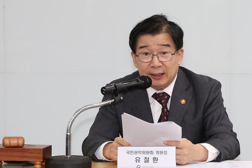 위례신도시 보행로 설치 민원 현장조정회의에 참석한 유철환 국민권익위원장 [국민권익위원회 제공]