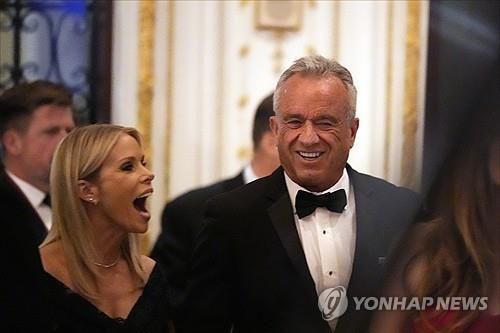 로버트 케네디 주니어 미국 보건복지부 장관 후보자(오른쪽)[AP 연합뉴스 자료사진. 재판매 및 DB 금지]