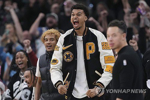 '관중 모드' 웸반야마[AP=연합뉴스]