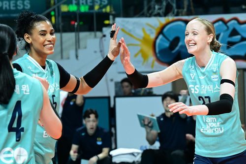기뻐하는 실바와 와일러(서울=연합뉴스) GS칼텍스 실바(왼쪽)와 와일러가 23일 서울 장충체육관에서 열린 프로배구 여자부 정관장과 홈 경기에서 득점한 뒤 기뻐하고 있다. [한국배구연맹 제공. 재판매 및 DB금지]