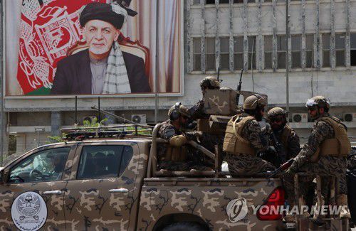 미군 철수 후 카불 공항 경비하는 탈레반 대원들(서울 EPA=연합뉴스) 아프가니스탄 카불 소재 하미드 카르자이 국제공항을 점령해 경비중인 탈레반 대원들의 모습.  (EPA/STRINGER) 2024.11.23.