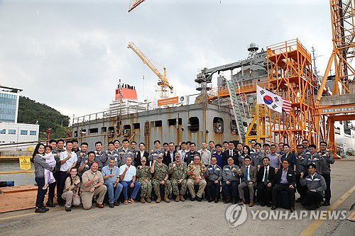 미 해군 함정, 국내최초 한화오션에서 창정비    (거제=연합뉴스) 한화오션이 미 해군 MRO 사업 입찰에 참여해 수주한 미국 해군 군수지원함 '월리 쉬라'함이 지난 9월 2일 한화오션 거제사업장에 입항했다. 입항 행사에 참석한 양국 관계자들이 기념 촬영하고 있다. [한화오션 제공. 재판매 및 DB 금지]