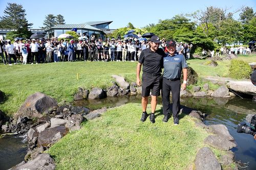 연장전 때 기적처럼 볼이 올라앉은 그린 앞 작은 섬에서 캐디와 선 최경주.[KPGA 제공. 재판매 및 DB 금지]