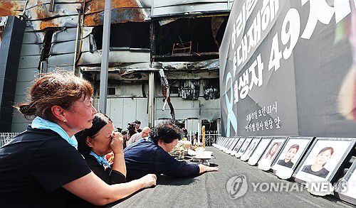 눈물 흘리는 아리셀 화재 희생자 유가족들(화성=연합뉴스) 홍기원 기자 = 지난 8월 11일 오전 경기도 화성시 아리셀 화재 사고 현장에서 열린 '아리셀 공장 화재 희생자 49재'에서 유가족들이 눈물을 흘리고 있다. 2024.8.11 xanadu@yna.co.kr