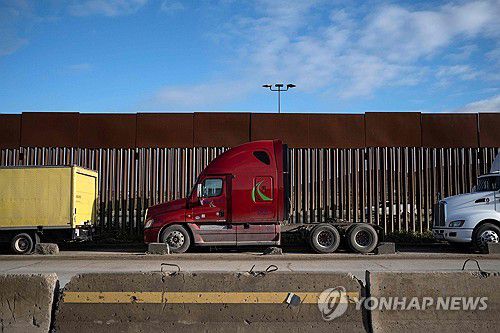 미국 접경 멕시코 국경지대에 주차된 화물 운반용 트럭[AFP 연합뉴스. 재판매 및 DB 금지]
