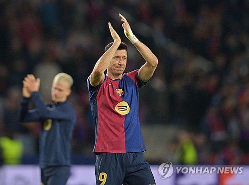 승리를 축하하는 로베르트 레반도프스키[AFP=연합뉴스]