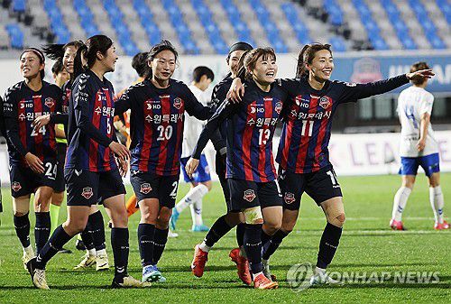 기뻐하는 강채림(수원=연합뉴스) 홍기원 기자 = 5일 경기도 수원종합운동장에서 열린 WK리그 2024 챔피언결정전 1차전 수원FC 위민과 화천 KSPO의 경기. 골을 넣은 수원FC 강채림이 동료들과 기뻐하고 있다. 2024.11.5 xanadu@yna.co.kr