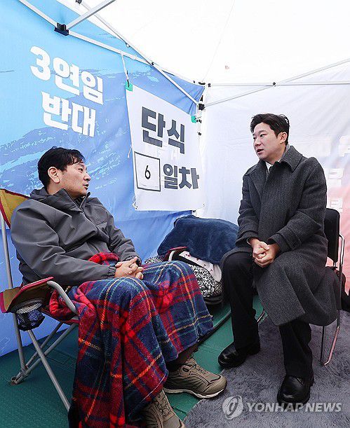 진종오 의원, 단식 투쟁 중인 박창범 전 협회장 방문(서울=연합뉴스) 류영석 기자 = 국회 문화체육관광위원회 소속 국민의힘 진종오 의원이 27일 이기흥 현 대한체육회장의 3선 도전을 비판하며 서울 송파구 대한체육회 앞에서 단식투쟁 중인 박창범 전 우슈협회장을 찾아 대화를 나누고 있다. 2024.11.27 ondol@yna.co.kr