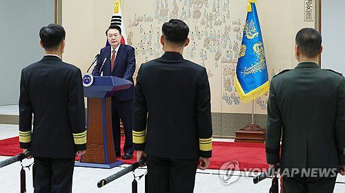 격려사 하는 윤석열 대통령(서울=연합뉴스) 홍해인 기자 = 윤석열 대통령이 27일 서울 용산 대통령실 청사에서 열린 중장 진급·보직 신고 및 삼정검 수치 수여식에서 격려사를 하고 있다. 2024.11.27 [대통령실통신사진기자단] hihong@yna.co.kr