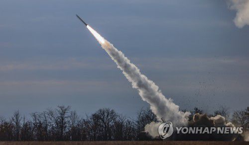 우크라이나군인 최전선에서 사용 중인 고속기동포병로켓시스템(HIMARS·하이마스)의 모습 [EPA 연합뉴스 자료사진. 재배포 및 DB 금지]