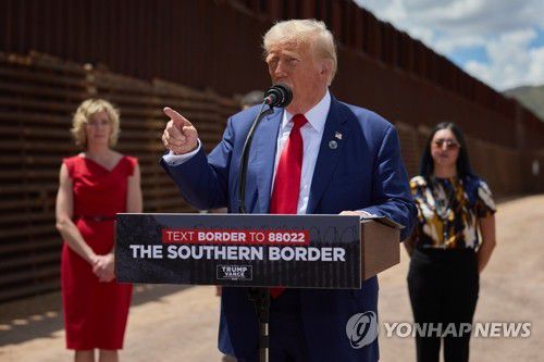 멕시코 접경지역 방문한 트럼프(코치스카운티 EPA=연합뉴스) 미국 공화당 대선 후보인 도널드 트럼프 전 대통령이 22일(현지시간) 멕시코 접경 지역인 애리조나주 남부 코치스 카운티를 방문해 발언하고 있다. 2024.08.23 passion@yna.co.kr