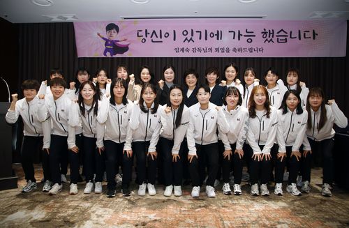 kt 선수단과 함께 기념 촬영을 한 임계숙 감독[kt 스포츠 제공. 재판매 및 DB 금지]