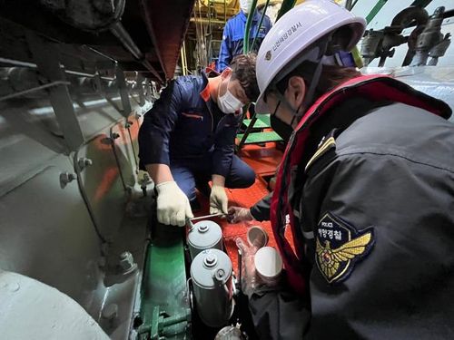 선박 연료유 시료 채취하는 해경[해경청 제공, 재판매 및 DB 금지]