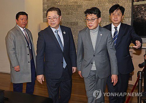 경제계 간담회 참석하는 진성준-오기형 의원(서울=연합뉴스) 류영석 기자 = 29일 오전 서울 중구 대한상공회의소에서 열린 대한상의 주최 더불어민주당 주식시장 활성화 테스크포스(TF)-경제계 간담회에서 민주당 진성준 정책위의장,박일준 대한상의 상근부회장, 오기형 TF 단장이 입장하고 있다. 2024.11.29 ondol@yna.co.kr