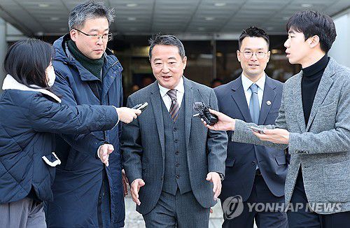 인보사 의혹 이웅열 코오롱 명예회장, 1심 무죄 선고(서울=연합뉴스) 김도훈 기자 = 골관절염 유전자치료제 인보사케이주(인보사) 성분 조작 관련 의혹으로 재판에 넘겨진 이웅열 코오롱 명예회장이 29일 오전 서울 서초구 서울중앙지법에서 열린 1심에서 무죄 선고를 받은 뒤 청사를 나서며 취재진 질문에 답하고 있다. 2024.11.29 superdoo82@yna.co.kr