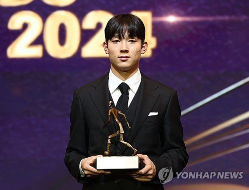 2024 K리그1 영플레이어 양민혁(서울=연합뉴스) 류영석 기자 = 29일 오후 서울 서대문구 스위스그랜드호텔에서 열린 K리그 2024 대상 시상식에서 K리그1 영플레이어상을 수상한 강원FC 양민혁이 트로피와 함께 기념촬영을 하고 있다. 2024.11.29 ondol@yna.co.kr