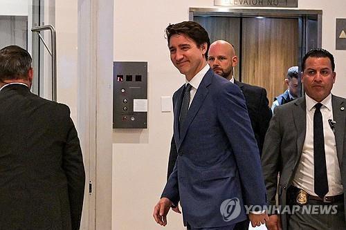 트럼프 당선인을 만나러 가는 트뤼도 총리 (AFP=연합뉴스) 29일(현지시간) 쥐스탱 트뤼도 캐나다 총리가 도널드 트럼프 미국 대통령 당선인을 만나러 가기 위해 플로리다 호텔에서 나오는 모습. 2024.11.30