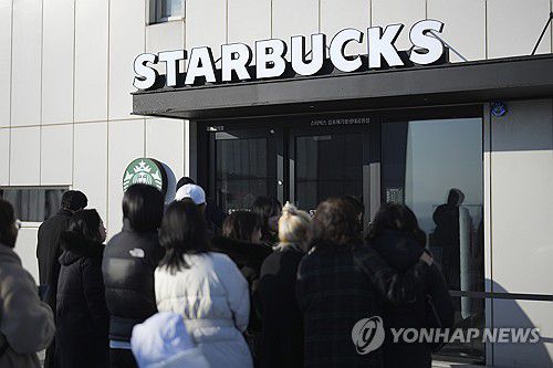 스타벅스 입장 기다리는 손님들(김포 AP=연합뉴스) 29일 경기도 김포시 월곶면 애기봉평화생태공원에 문을 연 스타벅스에 들어가기 위해 사람들이 줄을 서 기다리고 있다. 2024.11.30