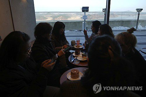 애기봉평화생태공원 전망대 스타벅스(김포 AP=연합뉴스) 29일 경기도 김포시 월곶면 애기봉평화생태공원 전망대에 문을 연 스타벅스에 손님들이 앉아있다. 2024.11.29