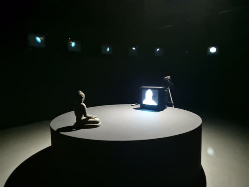 '달은 가장 오래된 TV'와 'TV 부처'(부산=연합뉴스) 황희경 기자 = 부산현대미술관에서 지난달 30일 개막한 '백남준, 백남준, 그리고 백남준'전에 '달은 가장 오래된 TV' 작품을 배경으로 'TV 부처'가 전시된 모습. 2024.12.1. zitrone@yna.co.kr